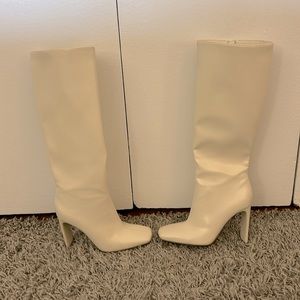 Zara winter white heeled boot size 39(8 1/2),hits under knee. Comfy and classy